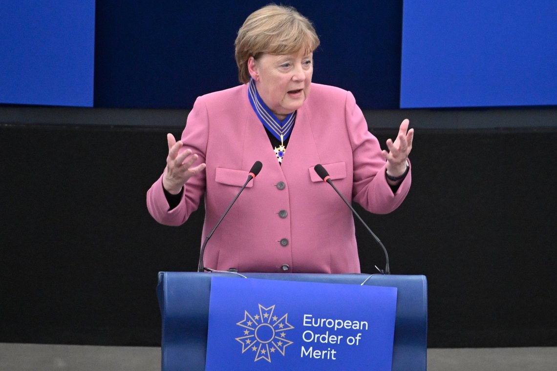 Den tidligere tyske forbundskansler Angela Merkel holder en tale efter at have modtaget Den Europæiske Fortjenstorden under en ceremoni i Europa-Parlamentet i Strasbourg i Østfrankrig den 19. maj 2026, hvor personer, der har ydet et betydeligt bidrag til europæisk enhed, demokrati eller til fremme og forsvar af europæiske værdier, hædres. Foto: Pascal Bastien, AP-NTB. Den tidligere tyske forbundskansler Angela Merkel holder en tale efter at have modtaget Den Europæiske Fortjenstorden under en ceremoni i Europa-Parlamentet i Strasbourg i Østfrankrig den 19. maj 2026, hvor personer, der har ydet et betydeligt bidrag til europæisk enhed, demokrati eller til fremme og forsvar af europæiske værdier, hædres. Foto: Pascal Bastien, AP-NTB.