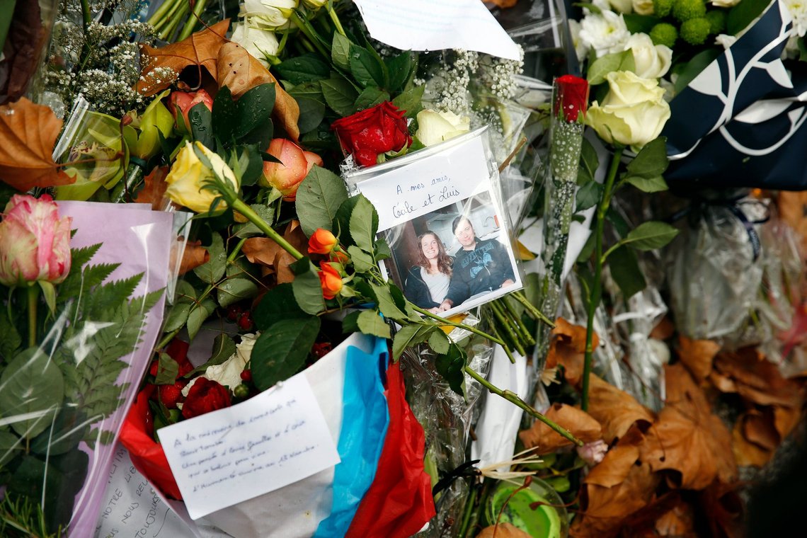 Billeder af ofrene, blomster og stearinlys er stillet frem til minde foran koncertsalen Bataclan i Paris, Frankrig, den 17. november 2015, fire dage efter at 132 mennesker blev dræbt i en række skudvekslinger og eksplosioner. Her ses et mindesmærke for Cecil og Luis. Foto: Jerome Delay, AP-NTB. Billeder af ofrene, blomster og stearinlys er stillet frem til minde foran koncertsalen Bataclan i Paris, Frankrig, den 17. november 2015, fire dage efter at 132 mennesker blev dræbt i en række skudvekslinger og eksplosioner. Her ses et mindesmærke for Cecil og Luis. Foto: Jerome Delay, AP-NTB.