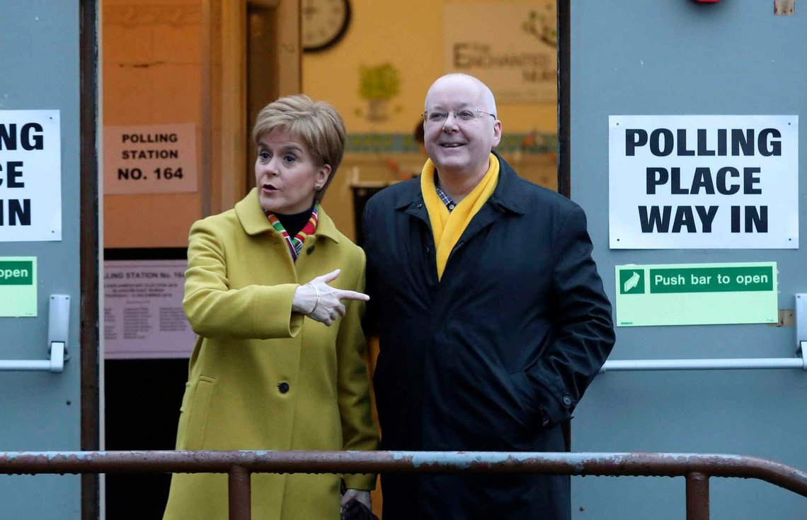 Nicola Sturgeon og hendes eksmand Peter Murrell, som nu er blevet fundet skyldig i underslæb. Billedet er fra 2024, før de to gik fra hinanden. Foto: Scott Heppell / AP / NTB Nicola Sturgeon og hendes eksmand Peter Murrell, som nu er blevet fundet skyldig i underslæb. Billedet er fra 2024, før de to gik fra hinanden. Foto: Scott Heppell / AP / NTB