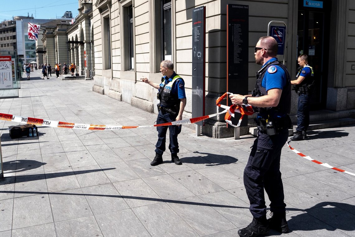 Politibetjente fjerner afspærringsbånd efter et knivangreb på togstationen i Winterthur i Schweiz den 28. maj 2026. Foto: Claudio Thoma, AP-NTB. Politibetjente fjerner afspærringsbånd efter et knivangreb på togstationen i Winterthur i Schweiz den 28. maj 2026. Foto: Claudio Thoma, AP-NTB.