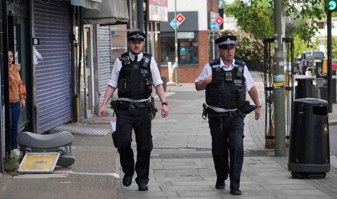 Politiet i Storbritannien anholder 12.000 personer om året for ting, de lægger online. Er du helt sikker på, at du vil efterlade dine feriepenge der? Foto: Kin Cheung / AP / NTB. Politiet i Storbritannien anholder 12.000 personer om året for ting, de lægger online. Er du helt sikker på, at du vil efterlade dine feriepenge der? Foto: Kin Cheung / AP / NTB.