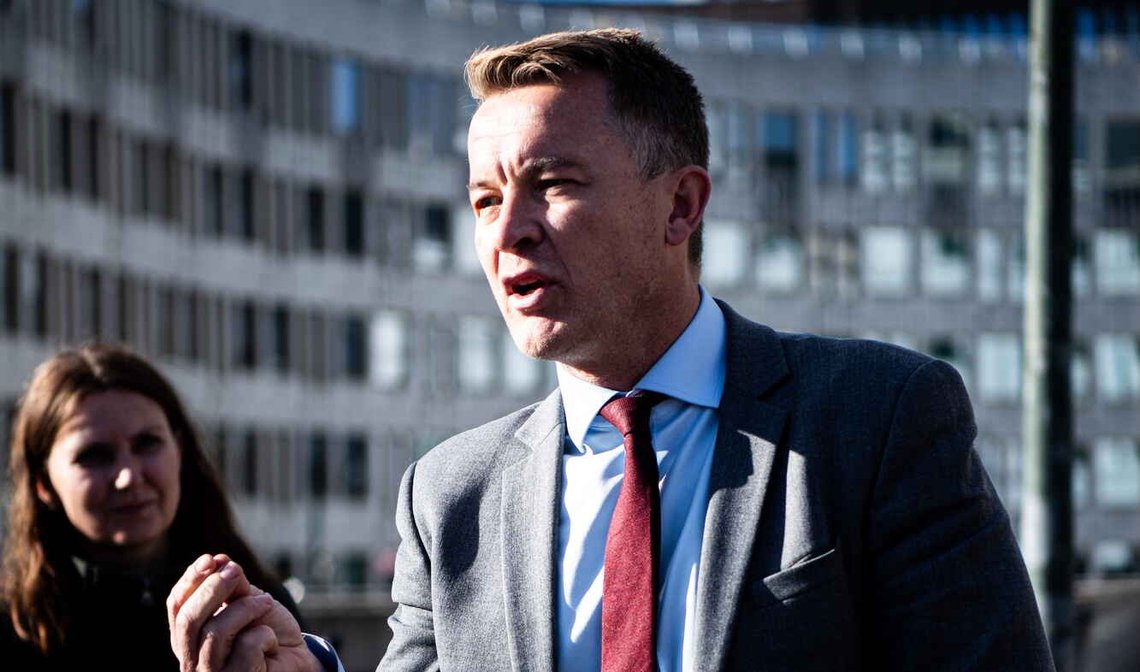 Aksjonsgruppa for Palestinas Blandakor for våpenhvile holder en minikonsert utenfor Utenriksdepartementet på 7. juni-plassen i Oslo den 17. april 2024. Statssekretær Andreas Motzfeldt Kravik (Ap) taler med aksjonsgruppa. Foto: Annika Byrde / NTB. Aksjonsgruppa for Palestinas Blandakor for våpenhvile holder en minikonsert utenfor Utenriksdepartementet på 7. juni-plassen i Oslo den 17. april 2024. Statssekretær Andreas Motzfeldt Kravik (Ap) taler med aksjonsgruppa. Foto: Annika Byrde / NTB.
