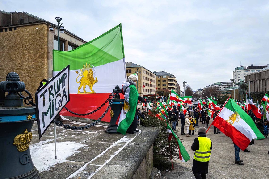 Demonstranter fra bevægelsen »Make Iran Great Again« samlet på Götaplatsen. Foto: Crannofonix News / CC BY 4.0 Demonstranter fra bevægelsen »Make Iran Great Again« samlet på Götaplatsen. Foto: Crannofonix News / CC BY 4.0
