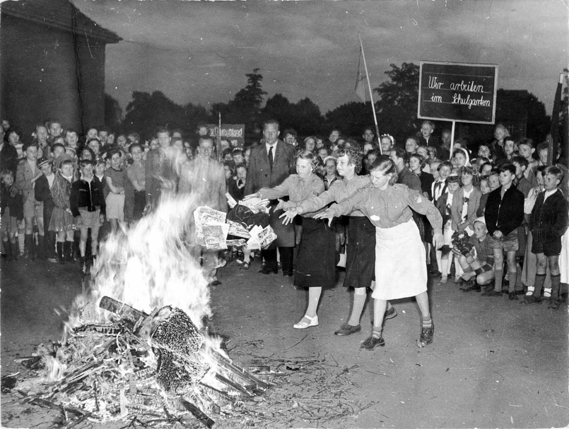 Bücherverbrennung er en gammel tysk tradition. Her er det skoleelever og unge pionerer i Berlin, Den Tyske Demokratiske Republik, der kaster »skrammel-litteratur« i flammerne på den internationale børnedag i 1955. Bundesarchiv, Bild 183-30858-001 / Klein / CC-BY-SA 3.0 Bücherverbrennung er en gammel tysk tradition. Her er det skoleelever og unge pionerer i Berlin, Den Tyske Demokratiske Republik, der kaster »skrammel-litteratur« i flammerne på den internationale børnedag i 1955. Bundesarchiv, Bild 183-30858-001 / Klein / CC-BY-SA 3.0