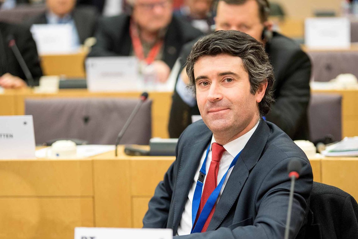 Den nærmeste rådgiver for Socialistpartiets generalsekretær, José Luís Carneiro, er blandt de fem, der indtil videre er blevet anholdt. Ifølge Socialistpartiet har de anholdtes korruption fundet sted i et vakuum, der ikke har involveret andre end de fem og de 37 sigtede. Foto: PES Group Committee of the Regions / CC0 1.0 Universal Den nærmeste rådgiver for Socialistpartiets generalsekretær, José Luís Carneiro, er blandt de fem, der indtil videre er blevet anholdt. Ifølge Socialistpartiet har de anholdtes korruption fundet sted i et vakuum, der ikke har involveret andre end de fem og de 37 sigtede. Foto: PES Group Committee of the Regions / CC0 1.0 Universal