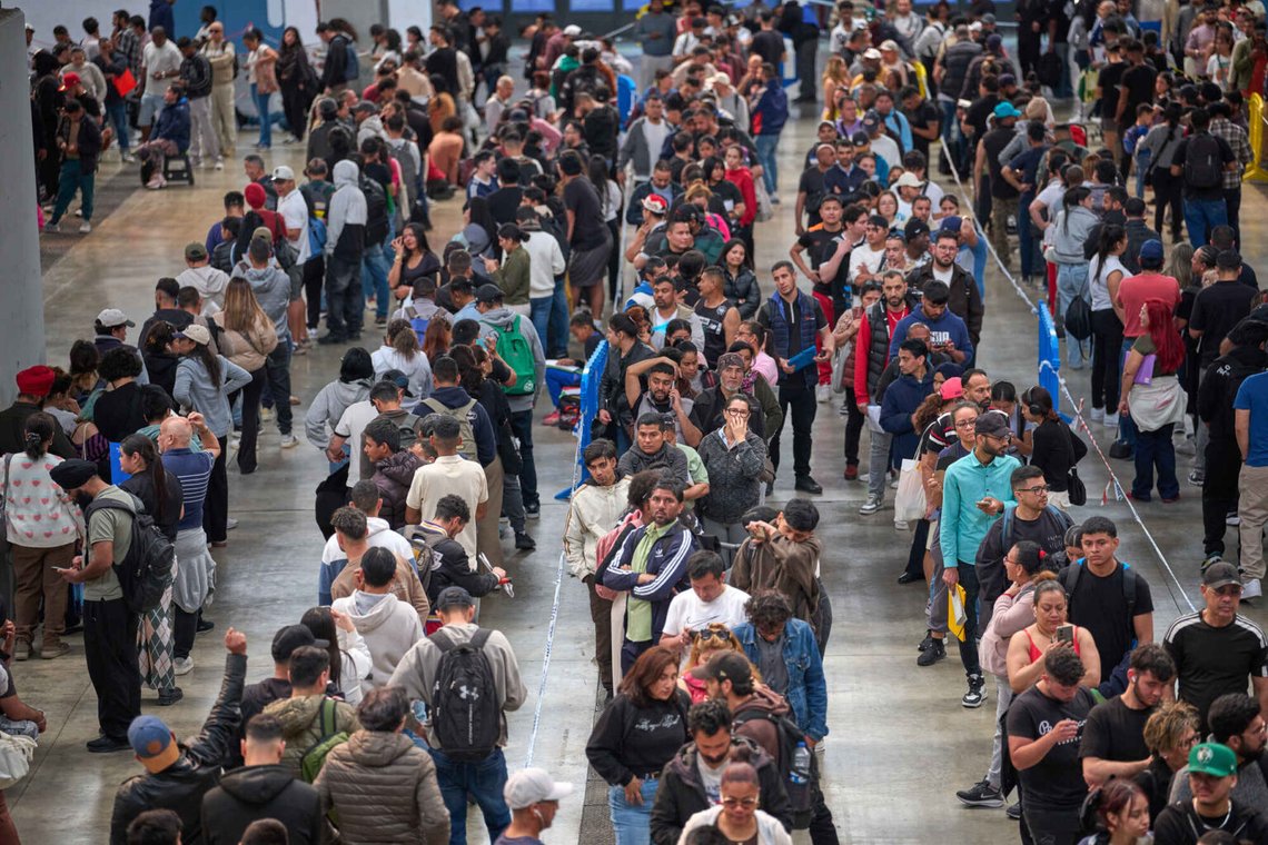 Migranter står i kø ved et offentligt kontor for at hente de dokumenter, de skal bruge for at ansøge om Spaniens immigrationsamnesti, som kan give hundredtusindvis af mennesker lovligt ophold, i L'Hospitalet de Llobregat nær Barcelona, Spanien, 21. april 2026. Foto: Emilio Morenatti, AP-NTB. Migranter står i kø ved et offentligt kontor for at hente de dokumenter, de skal bruge for at ansøge om Spaniens immigrationsamnesti, som kan give hundredtusindvis af mennesker lovligt ophold, i L'Hospitalet de Llobregat nær Barcelona, Spanien, 21. april 2026. Foto: Emilio Morenatti, AP-NTB.