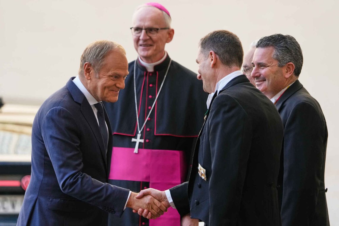 Polens præsident Donald Tusk, til venstre, hilser på Vatikanets herrer, da han ankommer til St. Damasus-gården for at mødes med pave Leo XIV i Vatikanet, torsdag den 7. maj 2026. (AP Photo/Gregorio Borgia) Polens præsident Donald Tusk, til venstre, hilser på Vatikanets herrer, da han ankommer til St. Damasus-gården for at mødes med pave Leo XIV i Vatikanet, torsdag den 7. maj 2026. (AP Photo/Gregorio Borgia)