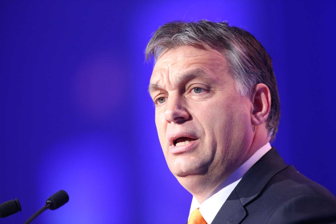 Nogle frygter Viktor Mihály Orbáns (62) indflydelse i ungarsk politik. Nu udelukkes han som ungarsk premierministerkandidat gennem en lovændring. Foto: European People's Party / CC BY 2.0 Nogle frygter Viktor Mihály Orbáns (62) indflydelse i ungarsk politik. Nu udelukkes han som ungarsk premierministerkandidat gennem en lovændring. Foto: European People's Party / CC BY 2.0