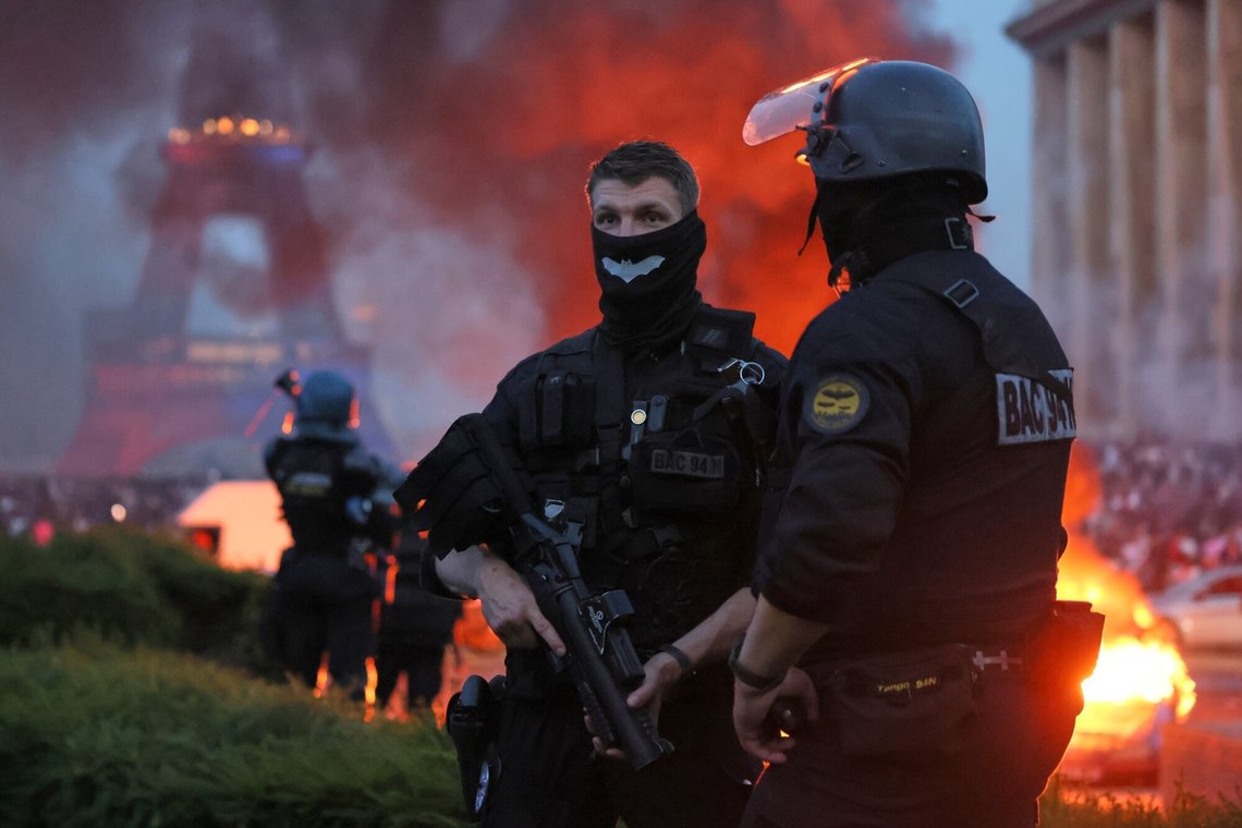 En bil brænder, og fyrværkeri eksploderer, mens politiet ser til, mens PSG-tilhængere fejrer i Paris den 30. maj 2026 efter Champions League-finalen mellem Paris Saint-Germain og Arsenal, der spilles i Budapest. PSG vandt kampen. Foto: Thomas Padilla, AP-NTB. En bil brænder, og fyrværkeri eksploderer, mens politiet ser til, mens PSG-tilhængere fejrer i Paris den 30. maj 2026 efter Champions League-finalen mellem Paris Saint-Germain og Arsenal, der spilles i Budapest. PSG vandt kampen. Foto: Thomas Padilla, AP-NTB.