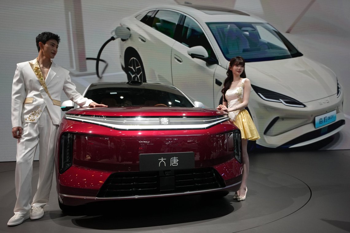 Modeller står ved siden af en ny elbil fra den kinesiske bilproducent BYD, som blev præsenteret på Auto China 2026 i Beijing den 25. april 2026. Foto: Andy Wong, AP-NTB. Modeller står ved siden af en ny elbil fra den kinesiske bilproducent BYD, som blev præsenteret på Auto China 2026 i Beijing den 25. april 2026. Foto: Andy Wong, AP-NTB.