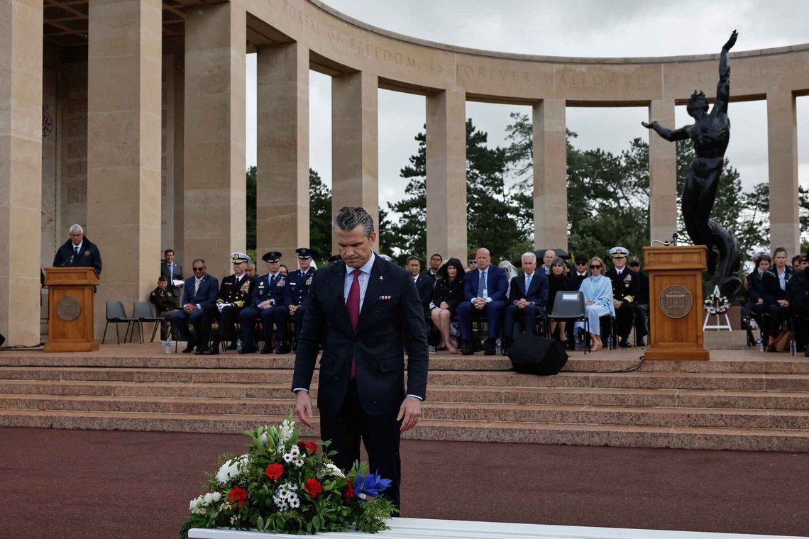 Den amerikanske forsvarsminister Pete Hegseth lægger en blomsterkrans under en ceremoni på den amerikanske kirkegård for at mindes 82-årsdagen for D-dag-landgangen i Colleville-sur-Mer, Normandiet, Frankrig, lørdag den 6. juni 2026. (AP Photo/Jeremias Gonzalez) Den amerikanske forsvarsminister Pete Hegseth lægger en blomsterkrans under en ceremoni på den amerikanske kirkegård for at mindes 82-årsdagen for D-dag-landgangen i Colleville-sur-Mer, Normandiet, Frankrig, lørdag den 6. juni 2026. (AP Photo/Jeremias Gonzalez)