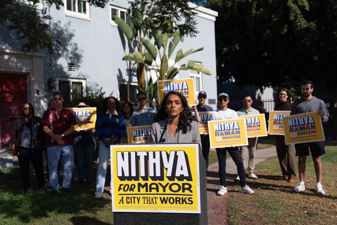 Socialisten Nithya Raman ser ud til at have en rigtig god chance efter borgmestervalget i Los Angeles. Mange har dog mistanke om valgsvindel i primærvalget, som afgør, hvem der kan udfordre den siddende borgmester Karen Bass (D). Foto: AP /Jae C. Hong/ NTB Socialisten Nithya Raman ser ud til at have en rigtig god chance efter borgmestervalget i Los Angeles. Mange har dog mistanke om valgsvindel i primærvalget, som afgør, hvem der kan udfordre den siddende borgmester Karen Bass (D). Foto: AP /Jae C. Hong/ NTB