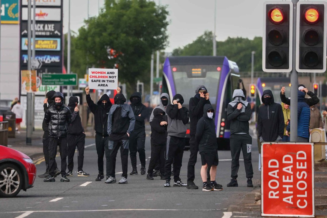 En gruppe demonstranter samles på gaden i Belfast efter knivangrebet i den nord-irske hovedstad den 9. juni 2026. Foto: Peter Morrison / AP / NTB. En gruppe demonstranter samles på gaden i Belfast efter knivangrebet i den nord-irske hovedstad den 9. juni 2026. Foto: Peter Morrison / AP / NTB.