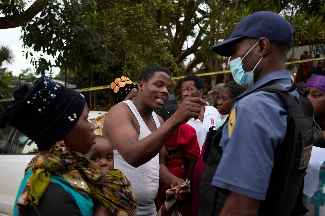 En mand fra Malawi taler med en politibetjent efter sammenstød med politiet ved et udvisningscenter i Durban, Sydafrika, den 17. juni 2026. Foto: AP-NTB. En mand fra Malawi taler med en politibetjent efter sammenstød med politiet ved et udvisningscenter i Durban, Sydafrika, den 17. juni 2026. Foto: AP-NTB.