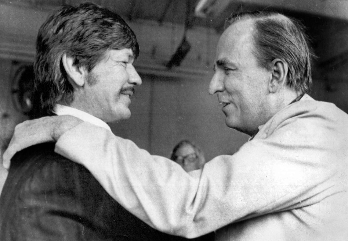 LOS ANGELES 1975-11-05 Den amerikanske skuespiller Charles Bronson og den svenske instruktør Ingmar Bergman hilser på hinanden under Bergmans 3-dages besøg i Hollywood den 5. november 1975. Foto: UPI / TT / Kode: 450 LOS ANGELES 1975-11-05 Den amerikanske skuespiller Charles Bronson og den svenske instruktør Ingmar Bergman hilser på hinanden under Bergmans 3-dages besøg i Hollywood den 5. november 1975. Foto: UPI / TT / Kode: 450