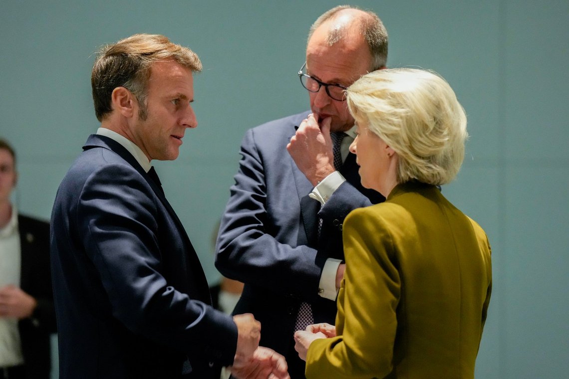 Berlin, Tyskland 20251215.
Tysklands forbundskansler
Friedrich Merz, Europakommisjonens president Ursula von der Leyen og Frankrikes president Emmanuel Macron i Berlin. Statsminister Jonas Gahr Støre er i Berlin for å delta i en arbeidsmiddag hvor temaet er arbeidet videre mot en våpenhvile og varig fred i Ukraina.
Foto: Cornelius Poppe / NTB Berlin, Tyskland 20251215.
Tysklands forbundskansler
Friedrich Merz, Europakommisjonens president Ursula von der Leyen og Frankrikes president Emmanuel Macron i Berlin. Statsminister Jonas Gahr Støre er i Berlin for å delta i en arbeidsmiddag hvor temaet er arbeidet videre mot en våpenhvile og varig fred i Ukraina.
Foto: Cornelius Poppe / NTB