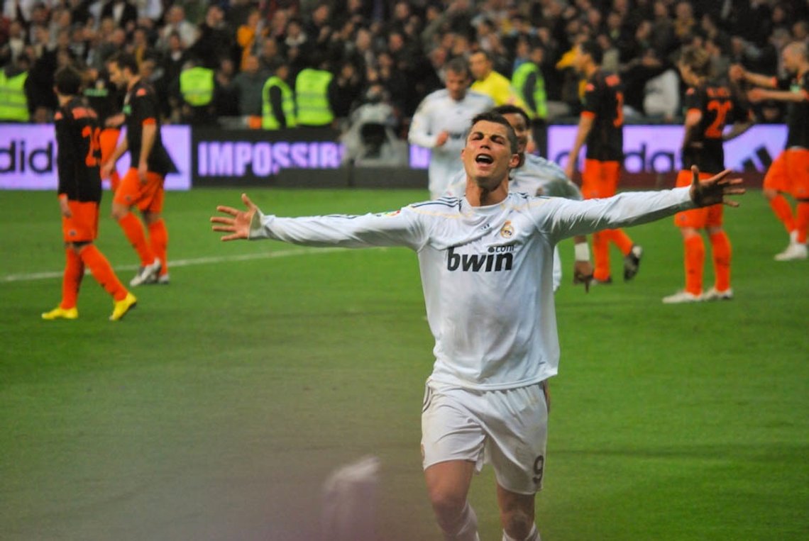 Cristiano Ronaldo er mere end blot en kristen i fornavnet. Her fejrer han et mål ved at forme kroppen til et kors. Foto: Alejandro Ramos / CC BY-SA 2.0 Cristiano Ronaldo er mere end blot en kristen i fornavnet. Her fejrer han et mål ved at forme kroppen til et kors. Foto: Alejandro Ramos / CC BY-SA 2.0