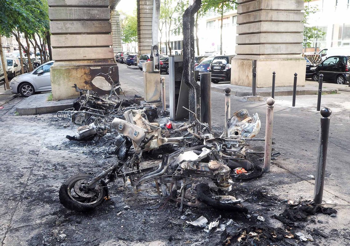 Under EM-finalen i fodbold i 2016 var der brandstiftelser på Boulevard de Grenelle i Paris. Foto: Oliver_H / CC BY-SA 3.0 Under EM-finalen i fodbold i 2016 var der brandstiftelser på Boulevard de Grenelle i Paris. Foto: Oliver_H / CC BY-SA 3.0