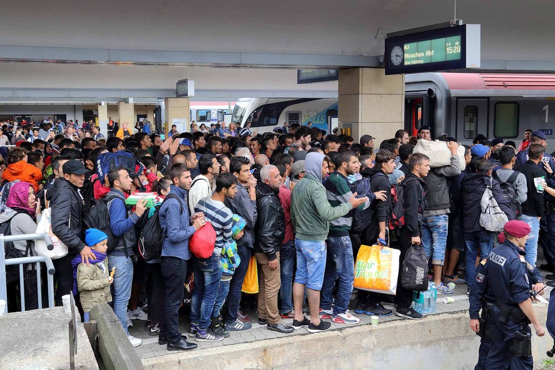 Migranter fra Syrien, Afghanistan, Irak og Iran venter på toget til Tyskland på Westbahnhof i Wien i september 2015. Foto: C.Stadler/Bwag / CC BY-SA 4.0 Migranter fra Syrien, Afghanistan, Irak og Iran venter på toget til Tyskland på Westbahnhof i Wien i september 2015. Foto: C.Stadler/Bwag / CC BY-SA 4.0