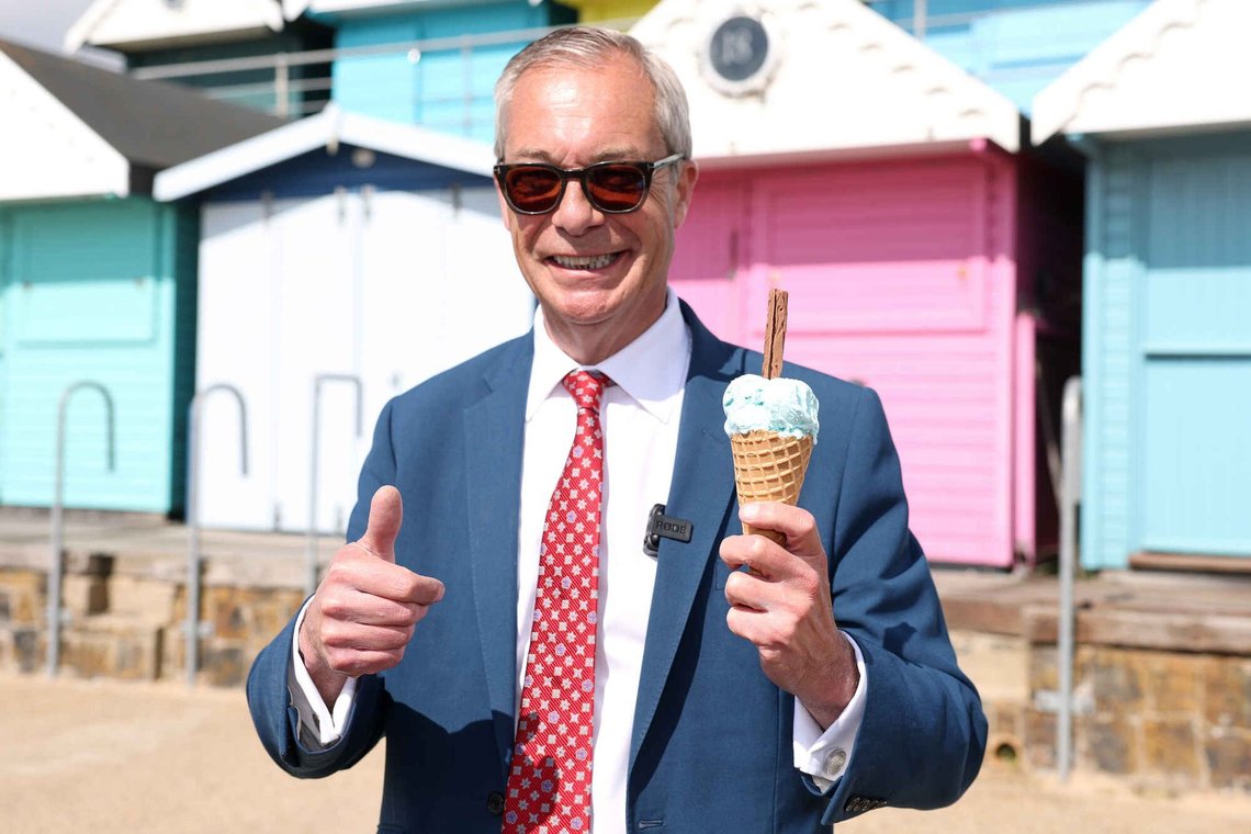Reform UK's fremskridt skaber uro og bekymring i de andre hovedstæder på de britiske øer. På billedet nyder reformleder Nigel Farage en is efter, at have afgivet sin stemme ved lokalvalget i Walton on the Naze, England, i maj 2026. Foto: AP /Richard Pelham/ Reform UK's fremskridt skaber uro og bekymring i de andre hovedstæder på de britiske øer. På billedet nyder reformleder Nigel Farage en is efter, at have afgivet sin stemme ved lokalvalget i Walton on the Naze, England, i maj 2026. Foto: AP /Richard Pelham/
