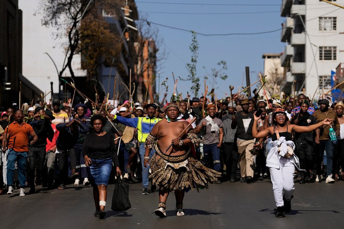Demonstranter marcherer mod ulovlig indvandring i Johannesburg, Sydafrika, den 30. juni 2026. Foto: Themba Hadebe, AP-NTB. Demonstranter marcherer mod ulovlig indvandring i Johannesburg, Sydafrika, den 30. juni 2026. Foto: Themba Hadebe, AP-NTB.