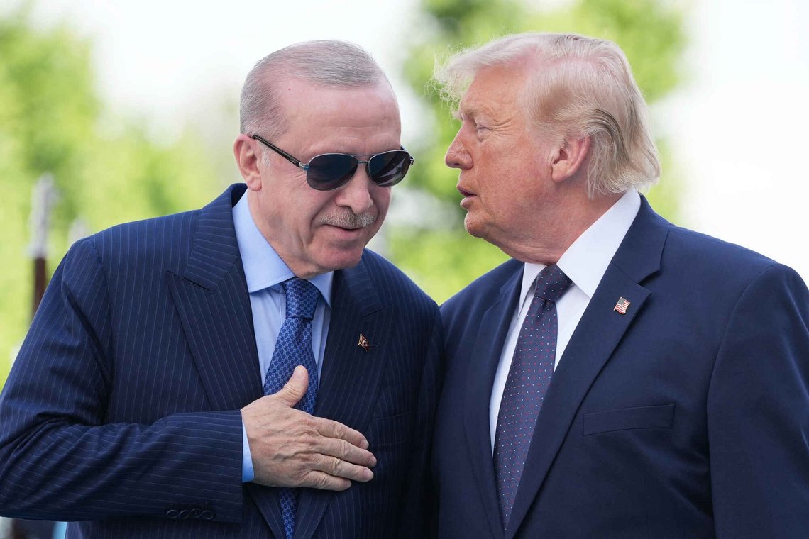 Præsident Donald Trump taler med den tyrkiske præsident Recep Tayyip Erdogan i Bestepe-præsidentpaladset under en formel velkomst til NATO-topmødet i Ankara, Tyrkiet, tirsdag den 7. juli 2026. (AP Photo/Alex Brandon) Præsident Donald Trump taler med den tyrkiske præsident Recep Tayyip Erdogan i Bestepe-præsidentpaladset under en formel velkomst til NATO-topmødet i Ankara, Tyrkiet, tirsdag den 7. juli 2026. (AP Photo/Alex Brandon)
