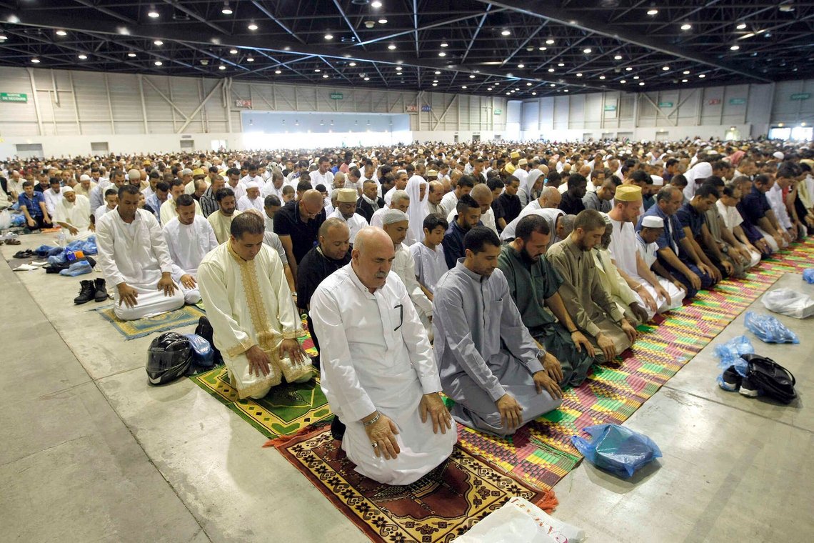 Muslimer under Eid al-Fitr-bønnen, afslutningen på islams fastemåned, ramadan. (AP Photo/Claude Paris) Muslimer under Eid al-Fitr-bønnen, afslutningen på islams fastemåned, ramadan. (AP Photo/Claude Paris)