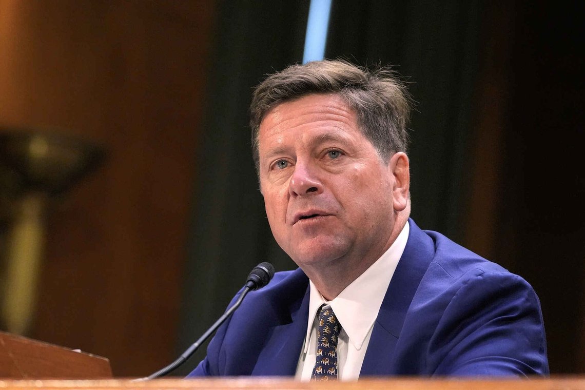 Jay Clayton vidner under en bekræftelses høring i Senatets efterretningsudvalg om at blive den næste direktør for national efterretningstjeneste på Capitol Hill, onsdag den 15. juli 2026 i Washington. (AP Photo/Mariam Zuhaib) Jay Clayton vidner under en bekræftelses høring i Senatets efterretningsudvalg om at blive den næste direktør for national efterretningstjeneste på Capitol Hill, onsdag den 15. juli 2026 i Washington. (AP Photo/Mariam Zuhaib)