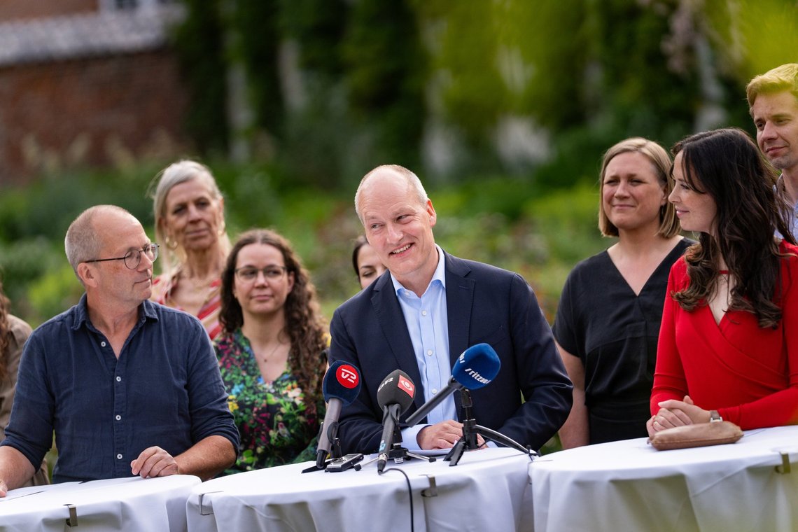Trine Pertou Mach, Pelle Dragsted, Victoria Velasquez, Peder Hvelplund, Eva Flyvholm, and Rasmus Vestergaard Hansen hold a press conference on Denmark's parliamentary situation, in the library garden at Christiansborg in Copenhagen, Tuesday, June 2, 2026. (Photo: Emil Nicolai Helms/Ritzau Scanpix) Trine Pertou Mach, Pelle Dragsted, Victoria Velasquez, Peder Hvelplund, Eva Flyvholm, and Rasmus Vestergaard Hansen hold a press conference on Denmark's parliamentary situation, in the library garden at Christiansborg in Copenhagen, Tuesday, June 2, 2026. (Photo: Emil Nicolai Helms/Ritzau Scanpix)