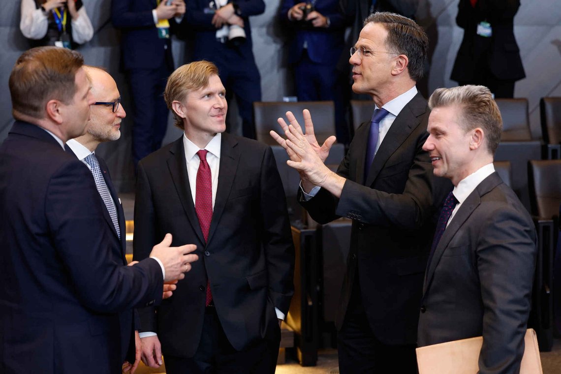 Fra venstre, Estlands forsvarsminister Hanno Pevkur, Letlands forsvarsminister Andris Spruds, USA's underforsvarsminister for politik, Elbridge Colby, NATO's generalsekretær Mark Rutte og Sveriges forsvarsminister Pal Jonson under et møde i Nordatlantiske Råd i forsvarsministermøde i NATO's hovedkvarter i Bruxelles, torsdag den 12. februar 2026. (AP Photo/Geert Vanden Wijngaert) Fra venstre, Estlands forsvarsminister Hanno Pevkur, Letlands forsvarsminister Andris Spruds, USA's underforsvarsminister for politik, Elbridge Colby, NATO's generalsekretær Mark Rutte og Sveriges forsvarsminister Pal Jonson under et møde i Nordatlantiske Råd i forsvarsministermøde i NATO's hovedkvarter i Bruxelles, torsdag den 12. februar 2026. (AP Photo/Geert Vanden Wijngaert)