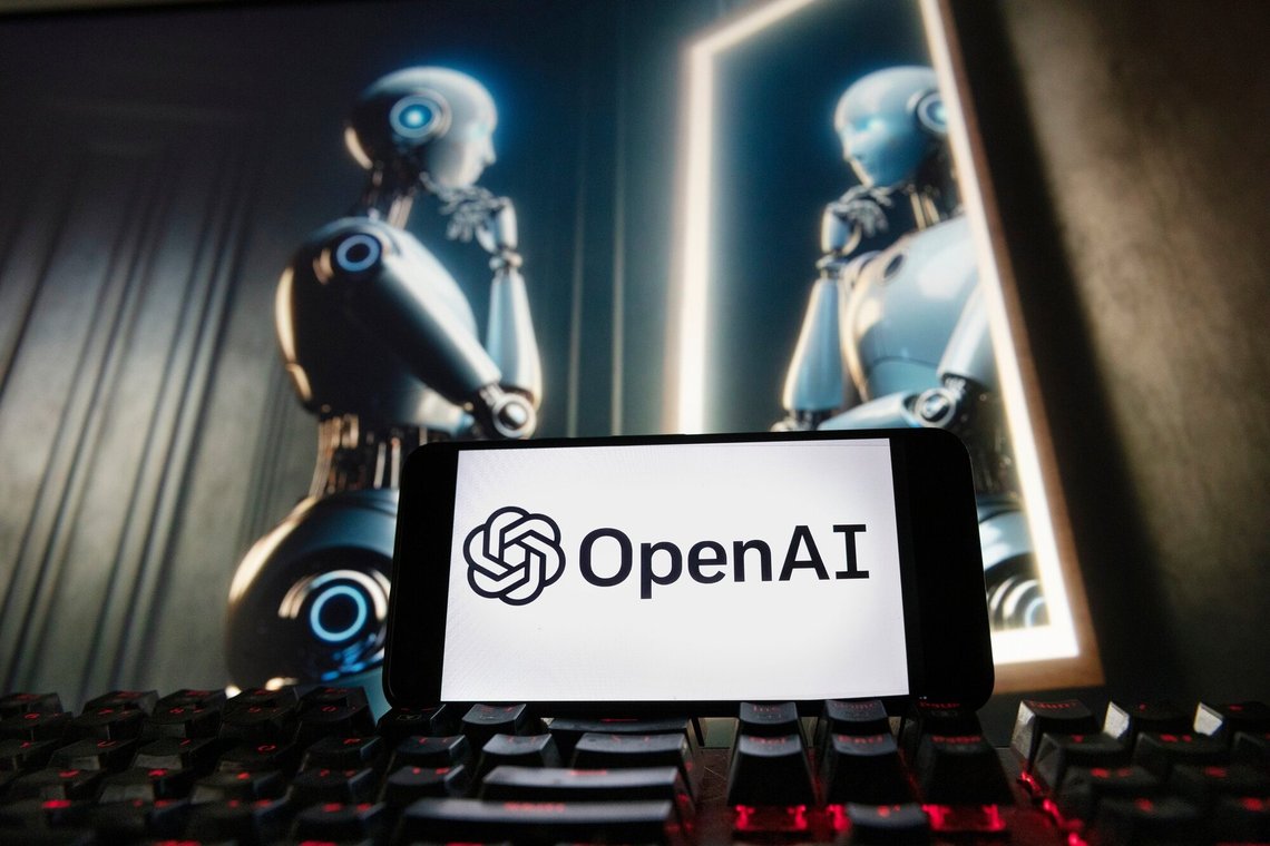 OpenAI-logoet vises på en mobiltelefon sammen med et billede på en computerskærm, der er genereret af ChatGPTs tekst-til-billede-model Dall-E, den 8. december 2023 i Boston. Foto: Michael Dwyer, AP-NTB. OpenAI-logoet vises på en mobiltelefon sammen med et billede på en computerskærm, der er genereret af ChatGPTs tekst-til-billede-model Dall-E, den 8. december 2023 i Boston. Foto: Michael Dwyer, AP-NTB.
