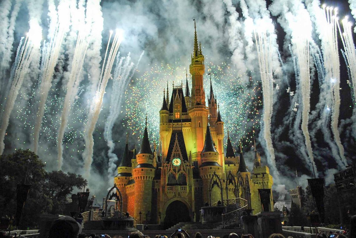 Magi og traditionelle familieværdier skal erstatte Disneys »korrekte« socialistiske identitetspolitik, flydende kønsidentitet og kritisk raceteori. Foto: Abacoaseo / CC BY-SA 4.0 Magi og traditionelle familieværdier skal erstatte Disneys »korrekte« socialistiske identitetspolitik, flydende kønsidentitet og kritisk raceteori. Foto: Abacoaseo / CC BY-SA 4.0