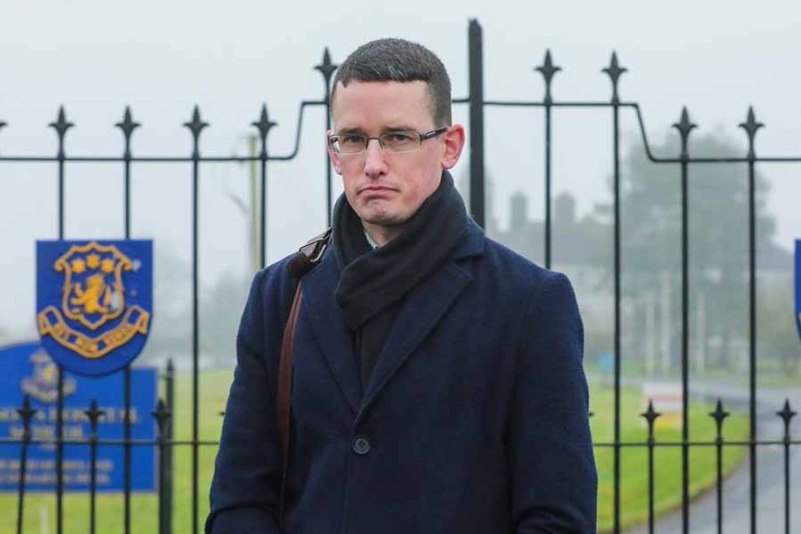 Det kræver en mand af format at gøre modstand mod statsligt sanktionerede sandheder. Enoch Burke har afsonet 700 dage for ikke at bekræfte en drengs opfattelse af, at han er en pige. Nu er Burke desuden blevet idømt en bøde på omkring 210.000 euro. Foto fra X Det kræver en mand af format at gøre modstand mod statsligt sanktionerede sandheder. Enoch Burke har afsonet 700 dage for ikke at bekræfte en drengs opfattelse af, at han er en pige. Nu er Burke desuden blevet idømt en bøde på omkring 210.000 euro. Foto fra X