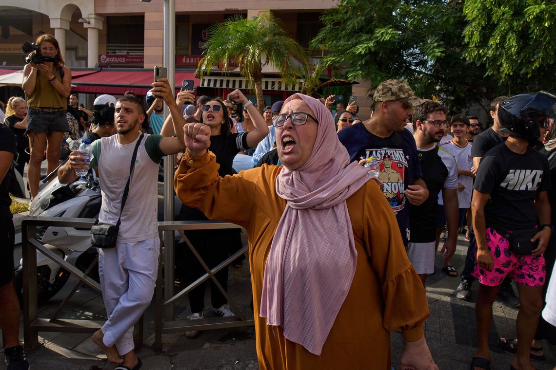 Ceuta residents gather for a counterprotest against a rally by a far-right nationalist and racist movement in the Spanish enclave of Ceuta, Saturday, Aug. 1, 2026. (AP Photo/Bernat Armangue) Ceuta residents gather for a counterprotest against a rally by a far-right nationalist and racist movement in the Spanish enclave of Ceuta, Saturday, Aug. 1, 2026. (AP Photo/Bernat Armangue)