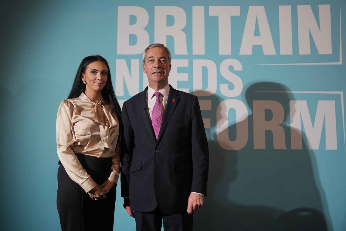 Reynolds sammen med Nigel Farage. Foto: AP /Kin Cheung/ NTB Reynolds sammen med Nigel Farage. Foto: AP /Kin Cheung/ NTB