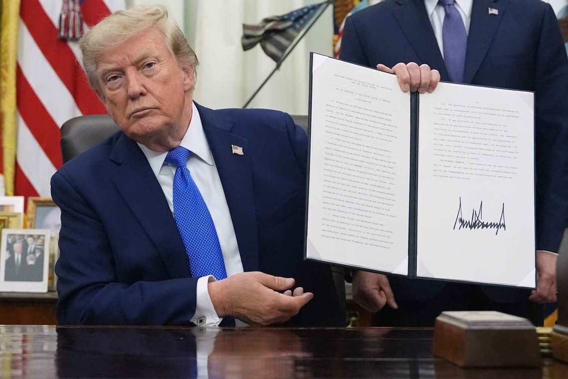 Præsident Donald Trump underskriver adskillige bekendtgørelser i Det Ovale Kontor i Det Hvide Hus, torsdag den 6. august 2026, i Washington. Foto: AP /Alex Brandon/ NTB Præsident Donald Trump underskriver adskillige bekendtgørelser i Det Ovale Kontor i Det Hvide Hus, torsdag den 6. august 2026, i Washington. Foto: AP /Alex Brandon/ NTB
