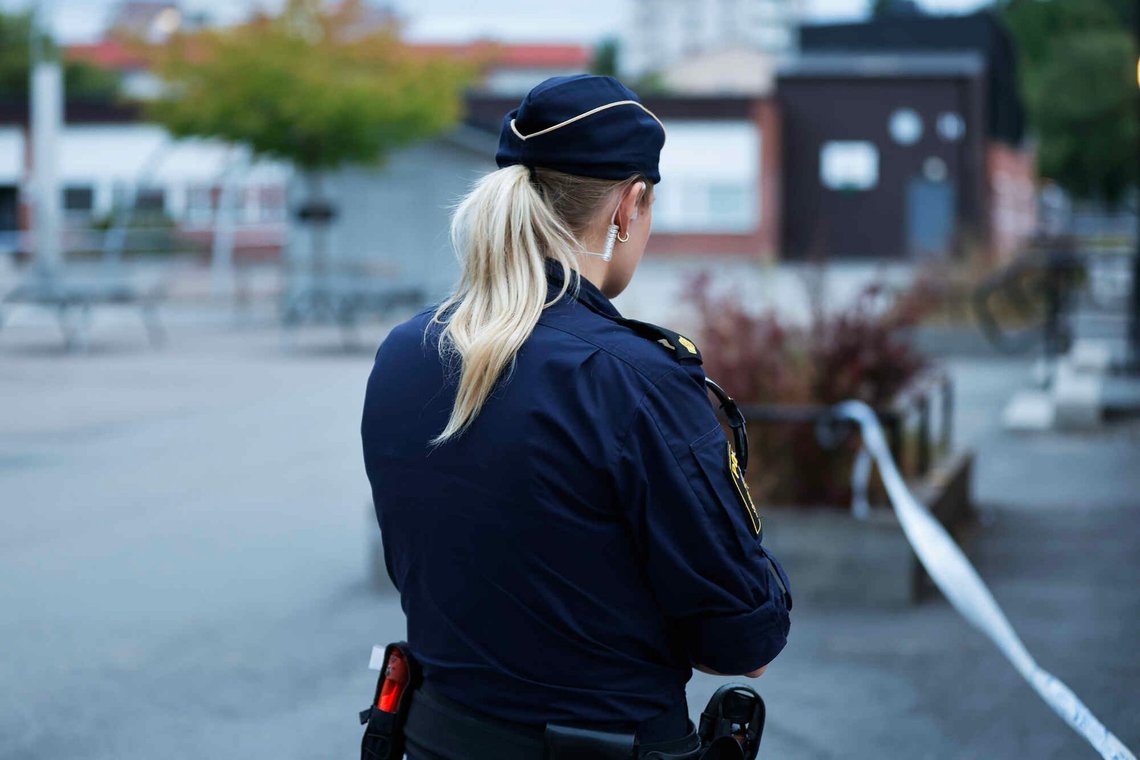 SÖDERTÄLJE, SVERIGE 20260817 Politi på stedet ved en skole i Ronna i Södertälje, efter at der blev modtaget alarm om brag mandag aften. Foto: Magnus Grimstedt / TT / Kode 11700 SÖDERTÄLJE, SVERIGE 20260817 Politi på stedet ved en skole i Ronna i Södertälje, efter at der blev modtaget alarm om brag mandag aften. Foto: Magnus Grimstedt / TT / Kode 11700