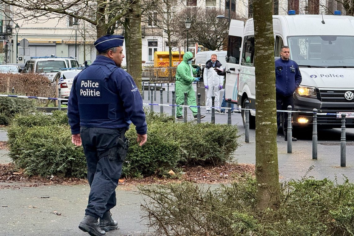 Et kriminalteknisk team og politibetjente undersøger gerningsstedet for et skyderi i Bryssel den 14. februar 2024. Det dystre billede af voldelig kriminalitet i forbindelse med narkotika bliver stadig mere synligt i EU’s hovedstad. Foto: Sylvain Plazy, AP-NTB. Et kriminalteknisk team og politibetjente undersøger gerningsstedet for et skyderi i Bryssel den 14. februar 2024. Det dystre billede af voldelig kriminalitet i forbindelse med narkotika bliver stadig mere synligt i EU’s hovedstad. Foto: Sylvain Plazy, AP-NTB.