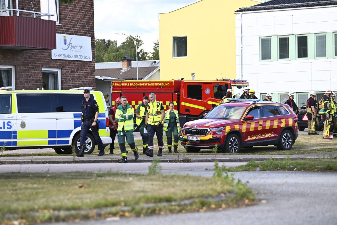 Politi og redningspersonale uden for Brinellskolan under en stor redningsindsats, efter at en mand med et sværd angiveligt skal have såret flere personer på skolen i Fagersta, Sverige, den 21. august 2026. Foto: Fredrik Sandberg, TT-NTB. Politi og redningspersonale uden for Brinellskolan under en stor redningsindsats, efter at en mand med et sværd angiveligt skal have såret flere personer på skolen i Fagersta, Sverige, den 21. august 2026. Foto: Fredrik Sandberg, TT-NTB.