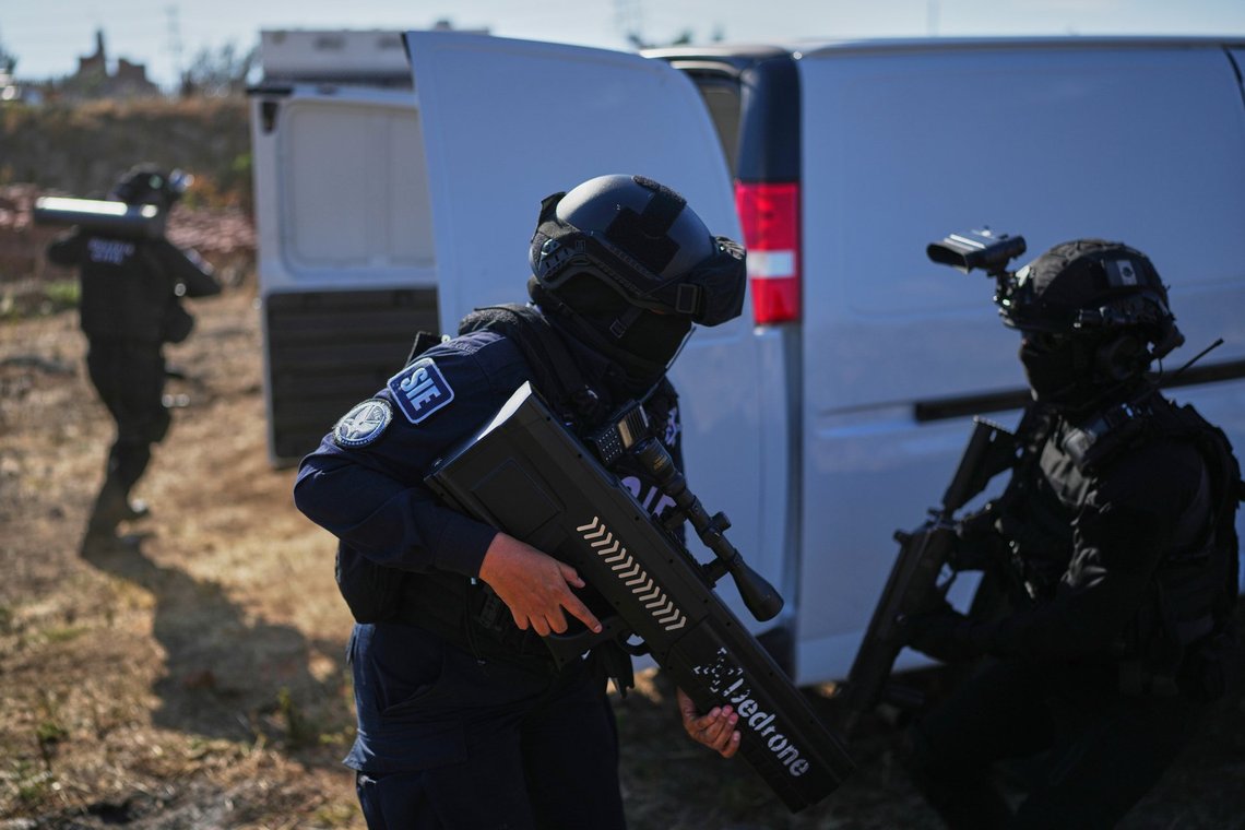 Officers of Michoacan state's Specialized Investigation Subsecretariat use an anti-drone signal jammer during a demonstration for the press in Morelia, Mexico, Wednesday, March 26, 2025. (AP Photo/Eduardo Verdugo) Officers of Michoacan state's Specialized Investigation Subsecretariat use an anti-drone signal jammer during a demonstration for the press in Morelia, Mexico, Wednesday, March 26, 2025. (AP Photo/Eduardo Verdugo)