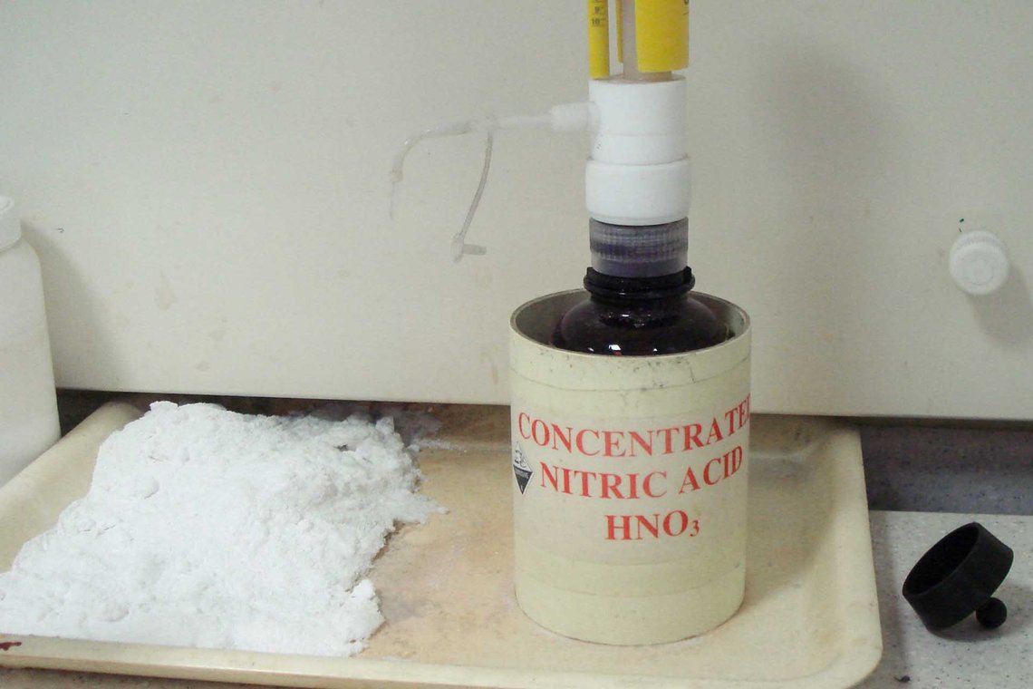 HNO₃. Foto: Liam Skoda, Wikimedia Commons HNO₃. Foto: Liam Skoda, Wikimedia Commons