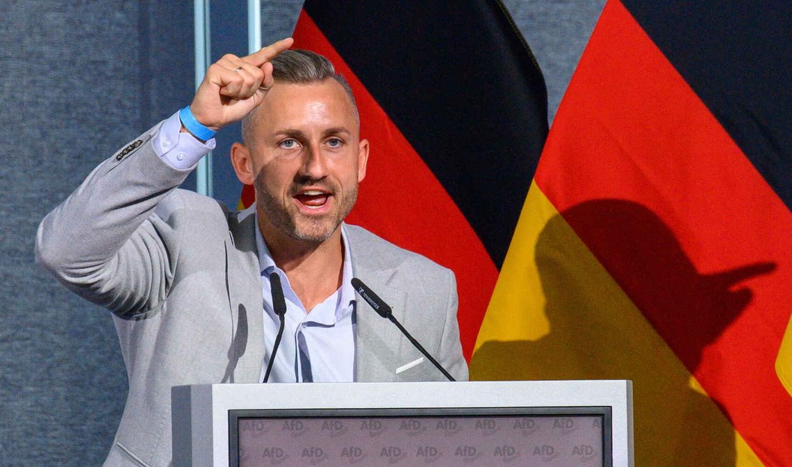 AfDs topkandidat ved det kommende delstatsvalg i Sachsen-Anhalt, Ulrich Siegmund, taler ved et partimøde i Magdeburg den 11. juli 2026. Foto: Klaus-Dietmar Gabbert / DPA via AP / NTB. AfDs topkandidat ved det kommende delstatsvalg i Sachsen-Anhalt, Ulrich Siegmund, taler ved et partimøde i Magdeburg den 11. juli 2026. Foto: Klaus-Dietmar Gabbert / DPA via AP / NTB.