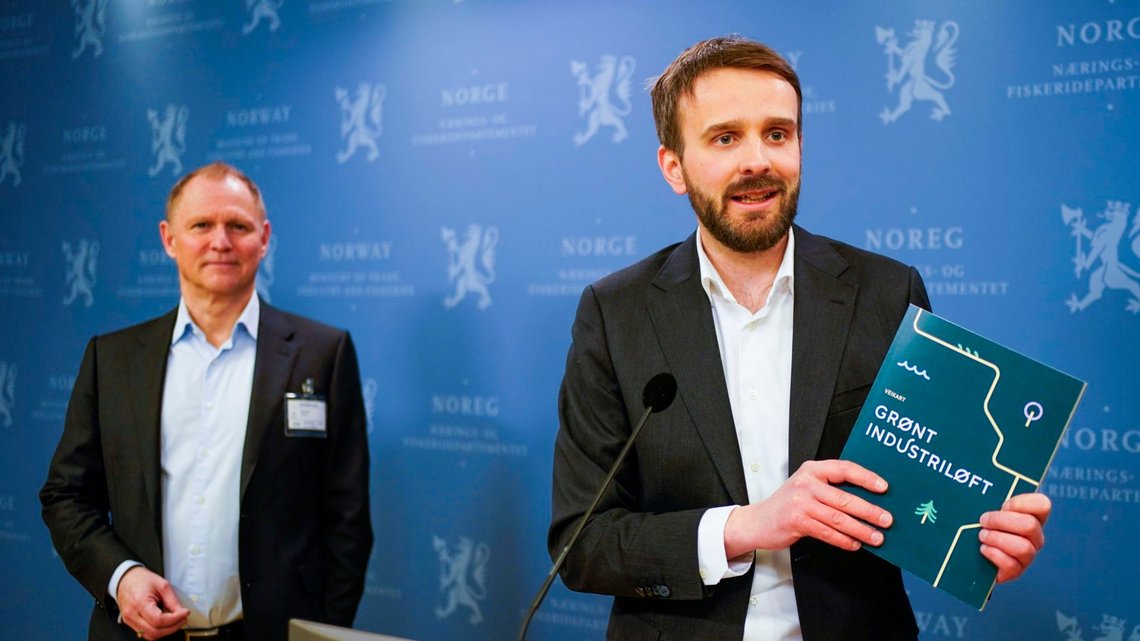 Erhvervsminister Jan Christian Vestre med sin baby "Roadmap 2.0: Green Industrial Lift", den største omstrukturering af den norske økonomi nogensinde. Hvad ingen ønskede at tale om, var, at det gik fra sund kapitalisme til en usund planøkonomi. Under lanceringen lovede regeringen yderligere at øge tempoet i den grønne omstilling i erhvervslivet, hvilket ville skabe øget grøn værdiskabelse i ny og eksisterende industri, øget eksport og vigtigst af alt: halvere vores CO2-udledning fra planteindustrien inden 2030. Blot tre år senere er det blevet pinligt at tale om, efter konkurser og kollaps. Foto: Terje Pedersen / NTB. Erhvervsminister Jan Christian Vestre med sin baby "Roadmap 2.0: Green Industrial Lift", den største omstrukturering af den norske økonomi nogensinde. Hvad ingen ønskede at tale om, var, at det gik fra sund kapitalisme til en usund planøkonomi. Under lanceringen lovede regeringen yderligere at øge tempoet i den grønne omstilling i erhvervslivet, hvilket ville skabe øget grøn værdiskabelse i ny og eksisterende industri, øget eksport og vigtigst af alt: halvere vores CO2-udledning fra planteindustrien inden 2030. Blot tre år senere er det blevet pinligt at tale om, efter konkurser og kollaps. Foto: Terje Pedersen / NTB.