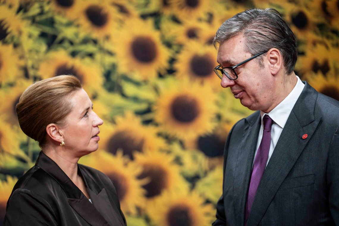 Den danske statsminister Mette Frederiksen byder den serbiske præsident Aleksandar Vučić velkommen til en uformel politisk og strategisk dialog i Bella Center i København torsdag den 2. oktober 2025. Foto: Emil Nicolai Helms /Scanpix 2025/ NTB Den danske statsminister Mette Frederiksen byder den serbiske præsident Aleksandar Vučić velkommen til en uformel politisk og strategisk dialog i Bella Center i København torsdag den 2. oktober 2025. Foto: Emil Nicolai Helms /Scanpix 2025/ NTB