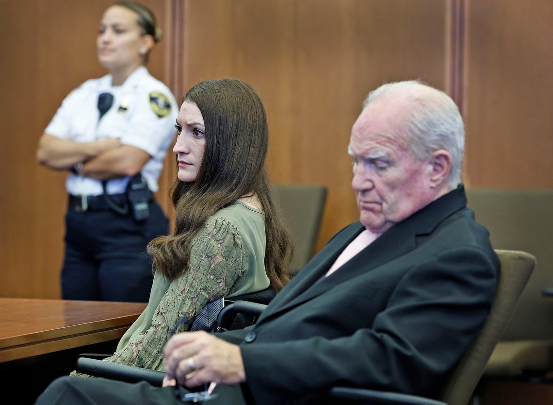 Den tiltalte Lindsay Clancy og advokat Kevin Reddington lytter til dommer William Sullivan, der erklærer retssagen ugyldig i Clancys drabssag den 4. september 2026 i Plymouth, Massachusetts. Foto: Greg Derr, AP-NTB. Den tiltalte Lindsay Clancy og advokat Kevin Reddington lytter til dommer William Sullivan, der erklærer retssagen ugyldig i Clancys drabssag den 4. september 2026 i Plymouth, Massachusetts. Foto: Greg Derr, AP-NTB.