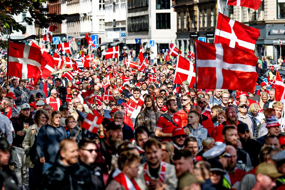 "Det Danske Folk" holder en såkaldt remigrationsmarch. Initiativet Det Danske Folk holder en såkaldt remigrationsmarch og mødes af moddemonstration fra Fællesinitiativet mod Racisme og Diskrimination på Østerbro i København 5.september 2026. (Foto: Nils Meilvang/Scanpix 2026) "Det Danske Folk" holder en såkaldt remigrationsmarch. Initiativet Det Danske Folk holder en såkaldt remigrationsmarch og mødes af moddemonstration fra Fællesinitiativet mod Racisme og Diskrimination på Østerbro i København 5.september 2026. (Foto: Nils Meilvang/Scanpix 2026)