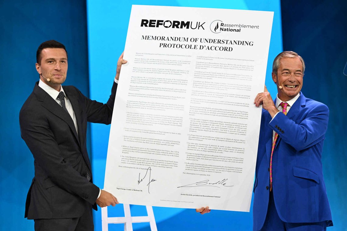 Jordan Bardella, leder af Rassemblement National, og Reform UK-leder Nigel Farage holder en plakat op, der viser en underskrevet hensigtserklæring mellem de to partier under Reforms årlige konference i National Exhibition Centre i Birmingham, England, fredag den 4. september 2026. Foto: AP /Thomas Krych/ NTB Jordan Bardella, leder af Rassemblement National, og Reform UK-leder Nigel Farage holder en plakat op, der viser en underskrevet hensigtserklæring mellem de to partier under Reforms årlige konference i National Exhibition Centre i Birmingham, England, fredag den 4. september 2026. Foto: AP /Thomas Krych/ NTB