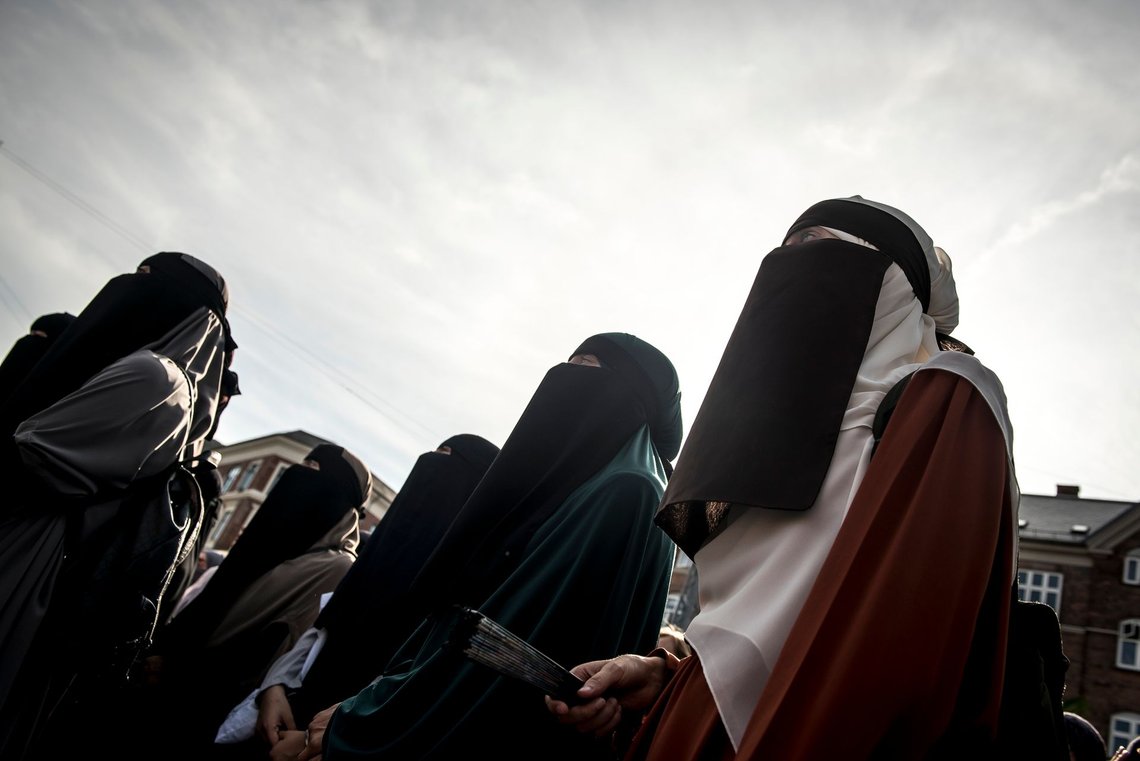 On August 7th 2018 the French Algerian businessman Rachid Nekkaz has confirmed that he will in fact keep his promise of paying Danish burka-fines. A 28-year-old woman was fined as the first Danish person under the new masking in public law for wearing her niqab in a shopping center in Northern Zealand. The fine for a first offence is 1000 DKK and gets progressively larger for multiple offences. Nekkaz confirms that he will be in Denmakr to pay the amount within the next few days. Political right wing parties Venstre and Danish People's Party are not happy that Nekkaz will pay the fine and Martin Henriksen (DPP) suggests a prison sentence to make sure the offender pays a price for breaking the law. On August 7th 2018 the French Algerian businessman Rachid Nekkaz has confirmed that he will in fact keep his promise of paying Danish burka-fines. A 28-year-old woman was fined as the first Danish person under the new masking in public law for wearing her niqab in a shopping center in Northern Zealand. The fine for a first offence is 1000 DKK and gets progressively larger for multiple offences. Nekkaz confirms that he will be in Denmakr to pay the amount within the next few days. Political right wing parties Venstre and Danish People's Party are not happy that Nekkaz will pay the fine and Martin Henriksen (DPP) suggests a prison sentence to make sure the offender pays a price for breaking the law.