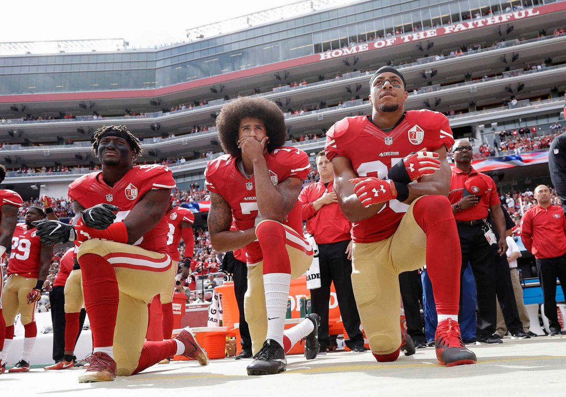 Colin Kaepernick knæler før en NFL-kamp i 2016. Nike omfavnede det anti-amerikanske stunt og tabte 200 milliarder dollars i værdi. Foto: AP /Marcio Jose Sanchez/ NTB Colin Kaepernick knæler før en NFL-kamp i 2016. Nike omfavnede det anti-amerikanske stunt og tabte 200 milliarder dollars i værdi. Foto: AP /Marcio Jose Sanchez/ NTB