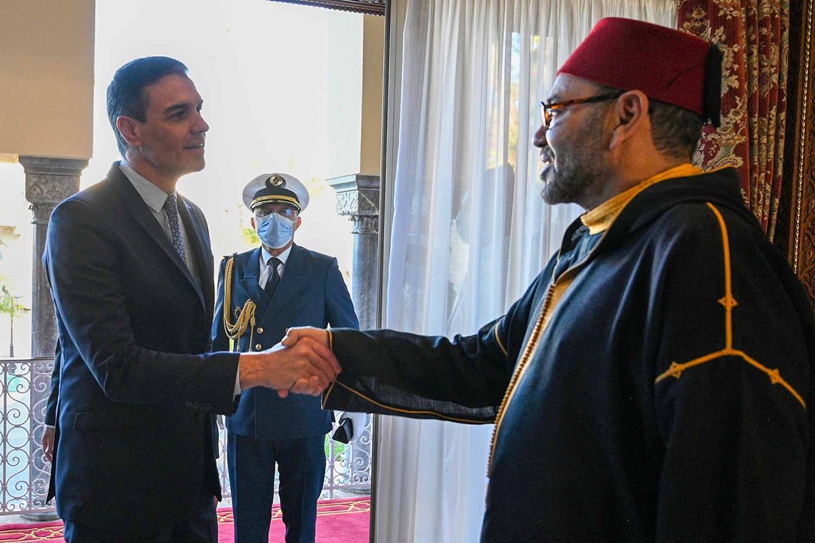 Med de varmeste hilsener. Pedro Sánchez og Marokkos konge Mohamed VI. Foto: Pool Moncloa/Borja Puig de la Bellacasa Med de varmeste hilsener. Pedro Sánchez og Marokkos konge Mohamed VI. Foto: Pool Moncloa/Borja Puig de la Bellacasa